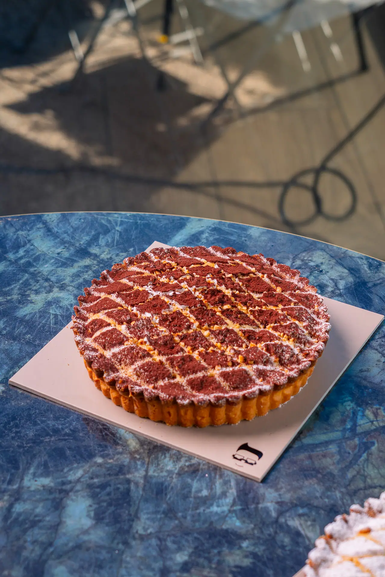 Crostata con confettura e zucchero a velo