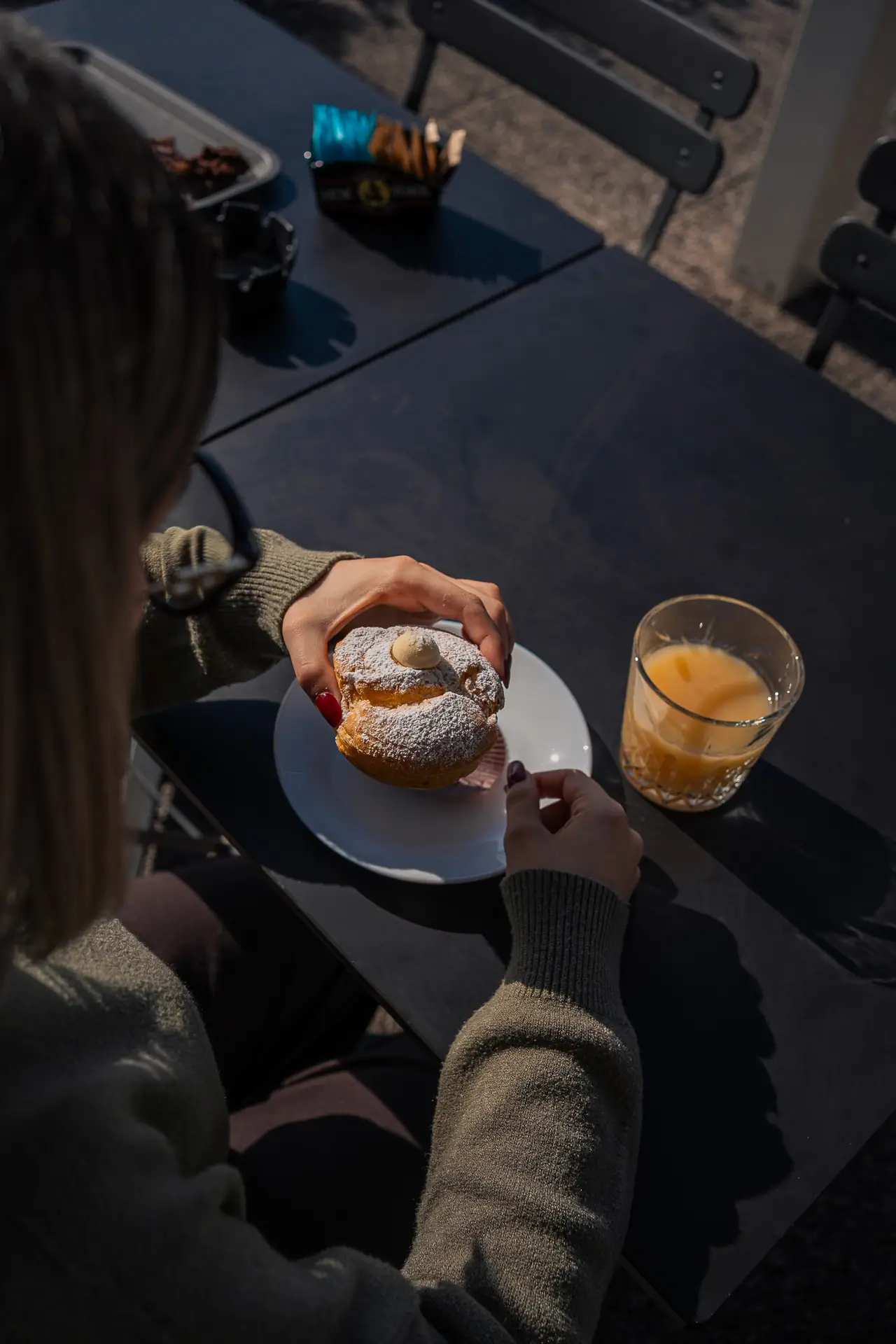 Colazione al tavolo del dehors, al sole