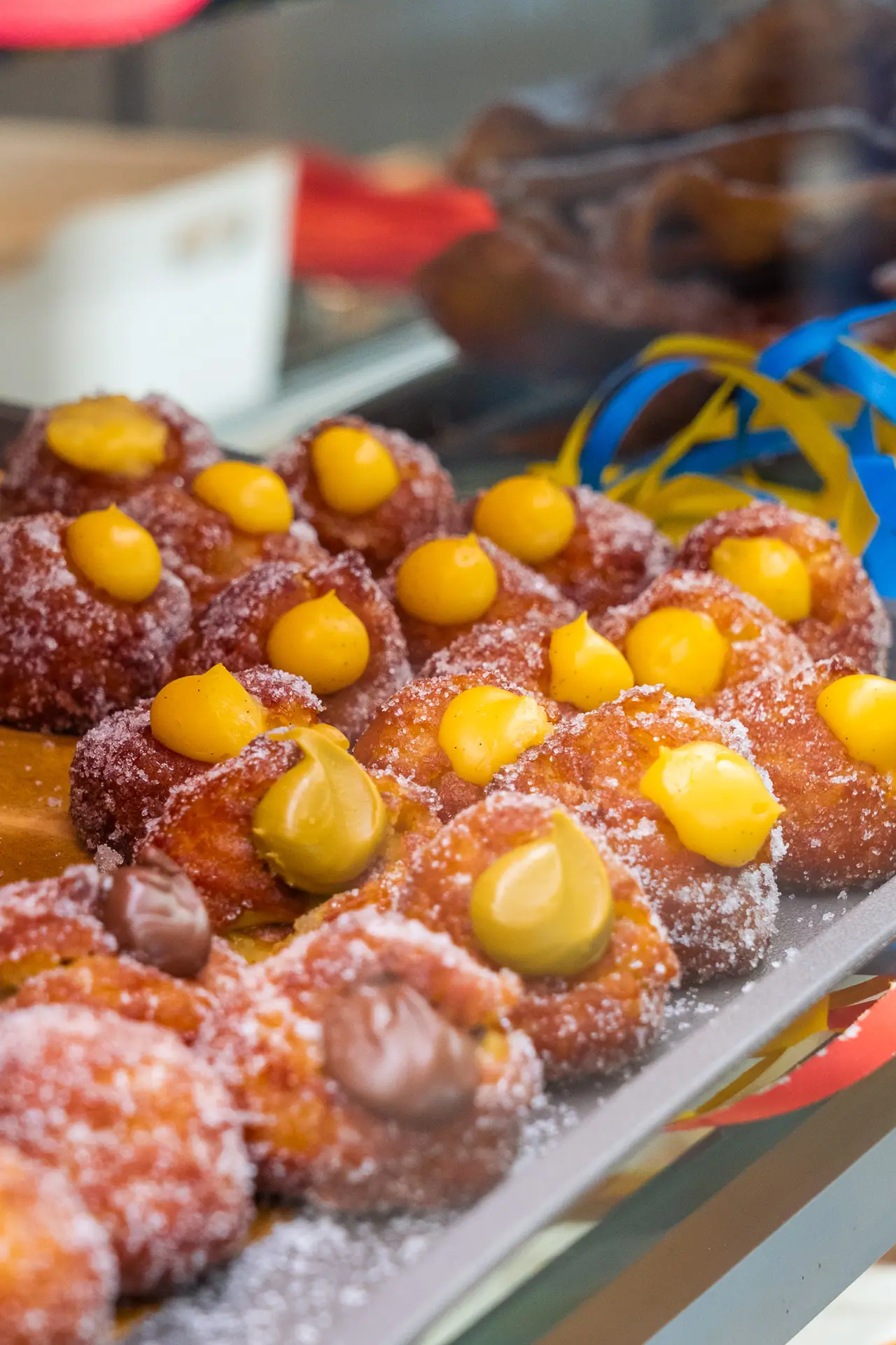 Frittelle di riso con crema in vetrina, per carnevale