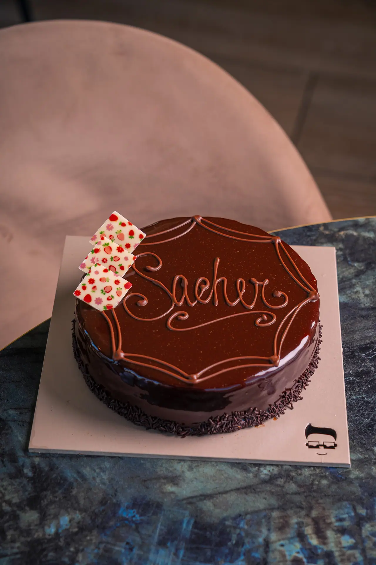 Torta Sacher con la scritta in cioccolato