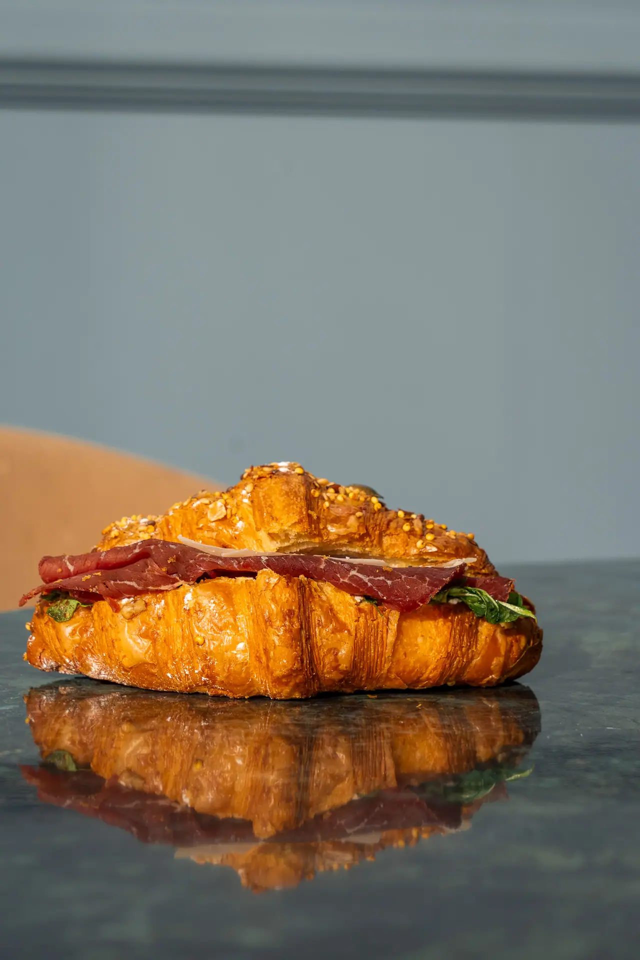 Croissant salato ai semi farcito con salume e insalata
