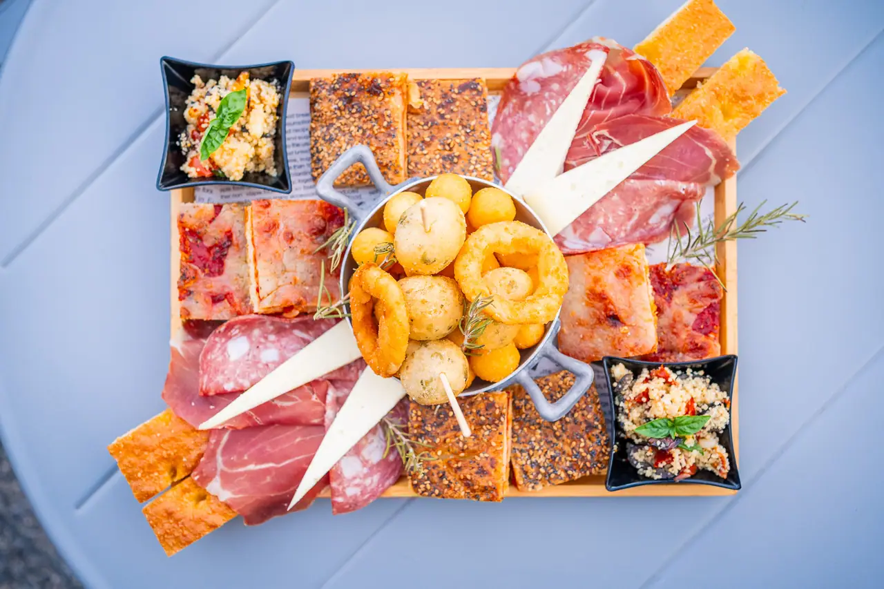 Tagliere dell'aperitivo visto dall'alto: fritti, salumi, focacce e formaggi
