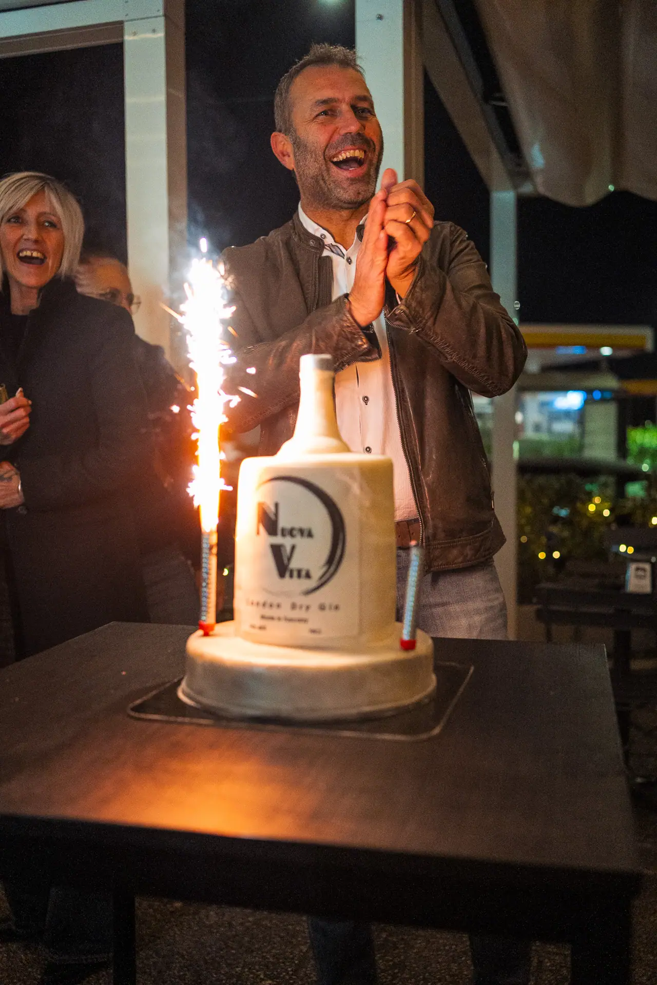 Torta con scintille accese durante una festa