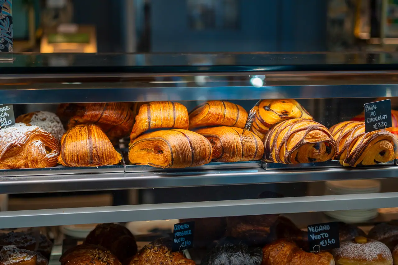 Cornetti e pain au chocolat nella vetrina
